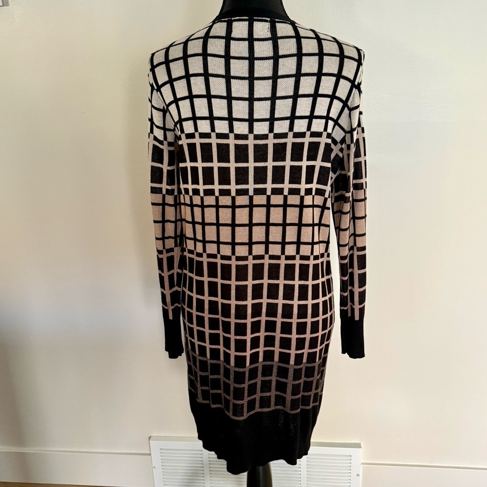 Elegant Black and Beige Grid Pattern Cardigan - Picture 3 of 7